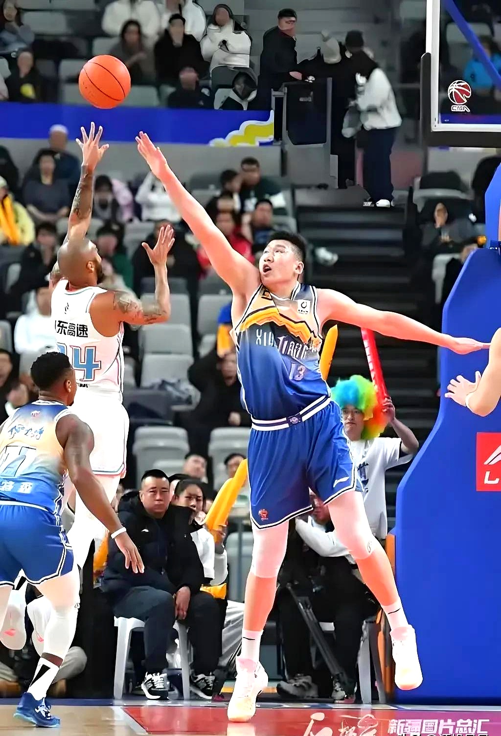 山东男篮训练开放日，关键时刻遗憾出局引欢呼，法国杯在即，身体对抗强度拉满的简单介绍