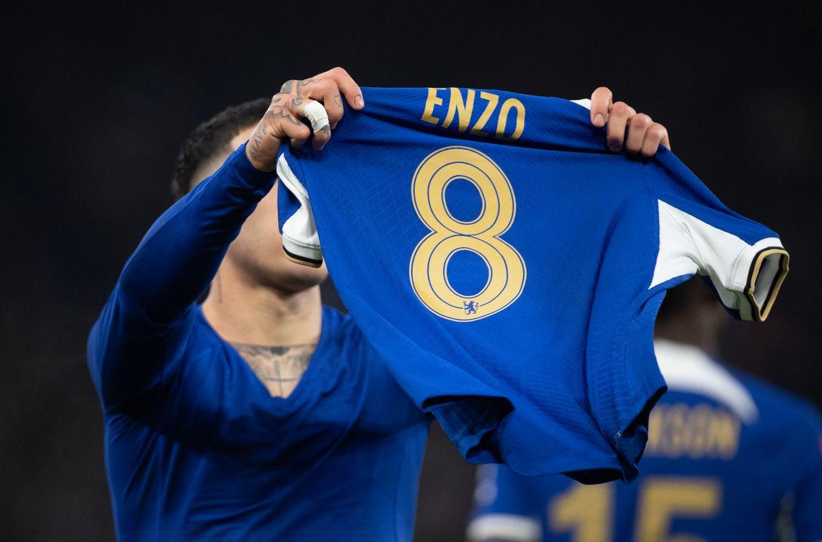 国际比赛日足总杯焦点战；法兰克福队长鼓劲；态度坚定；身体对抗强度拉满 